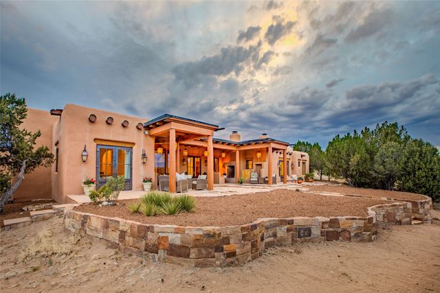 22 Rising Moon, Santa Fe, NM 87506