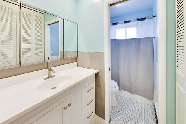 6359 N Ridge Avenue 302, Chicago, IL 60660