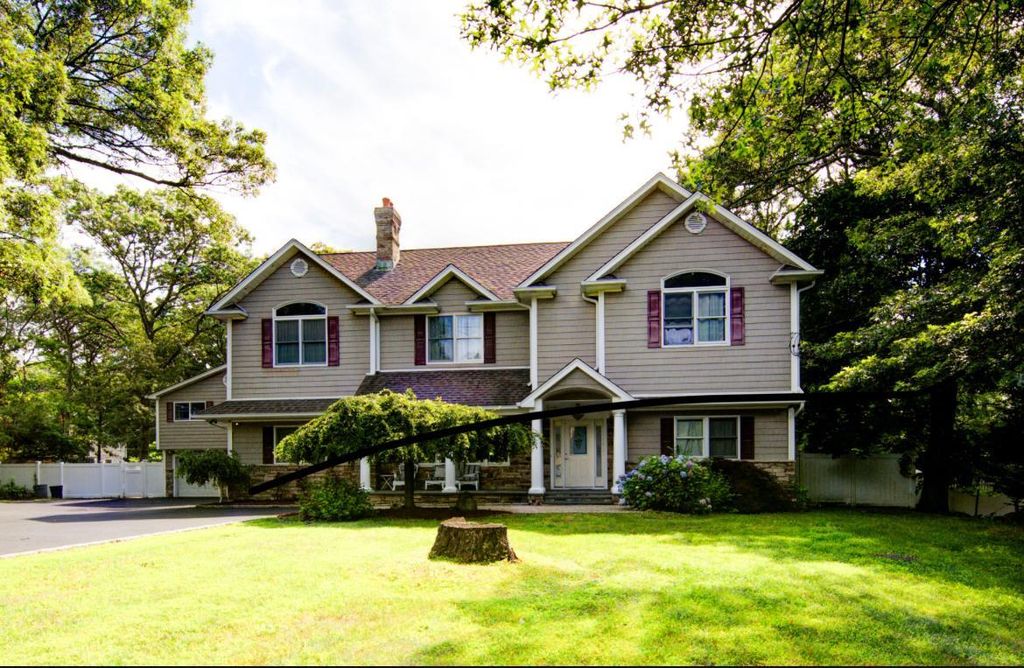97 Chestnut Street, Mount Sinai, NY 11766
