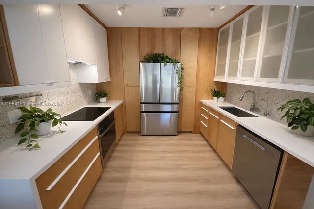 240 Greenwood Dr 240, Key Biscayne, FL 33149