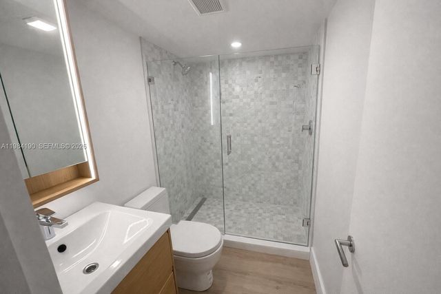 240 Greenwood Dr 240, Key Biscayne, FL 33149