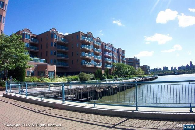 403 Livingston Court N403, Edgewater, NJ 07020