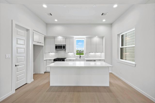523 Hillwood Heights Drive, Houston, TX 77091