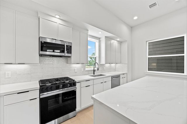 523 Hillwood Heights Drive, Houston, TX 77091
