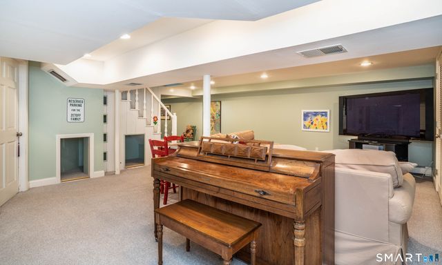 15 Avondale Road, West Hartford, CT 06117