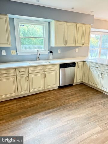 28 MANCHESTER RD, Mount Holly, NJ 08060