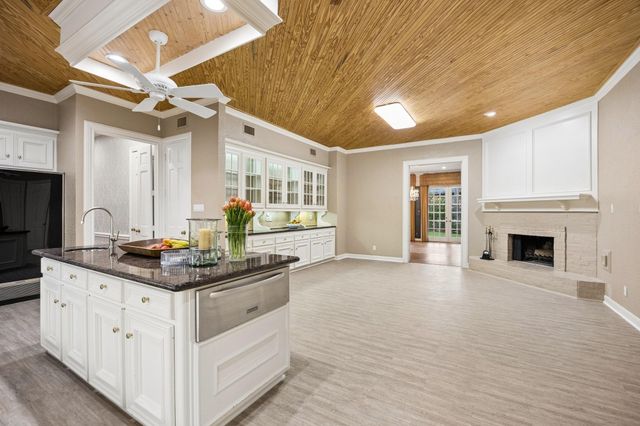 10 Stillforest Street, Piney Point Village, TX 77024