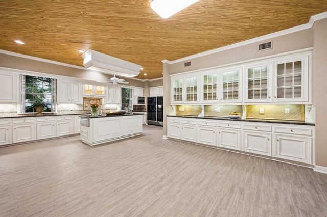10 Stillforest Street, Piney Point Village, TX 77024