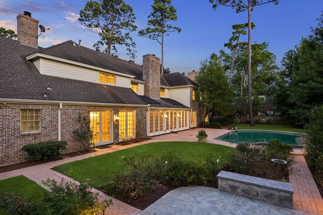10 Stillforest Street, Piney Point Village, TX 77024