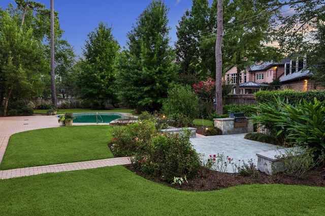 10 Stillforest Street, Piney Point Village, TX 77024