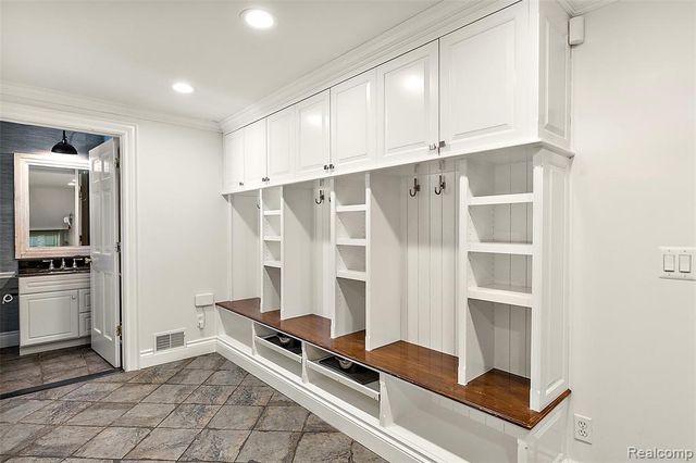 232 Guilford Road, Bloomfield Hills, MI 48304