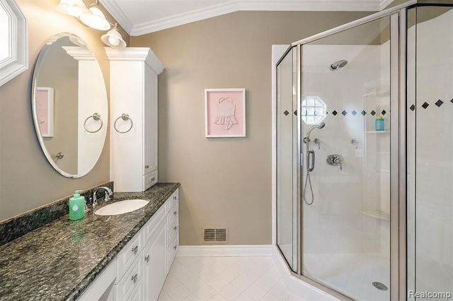 232 Guilford Road, Bloomfield Hills, MI 48304