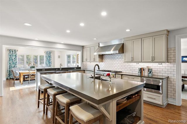 232 Guilford Road, Bloomfield Hills, MI 48304