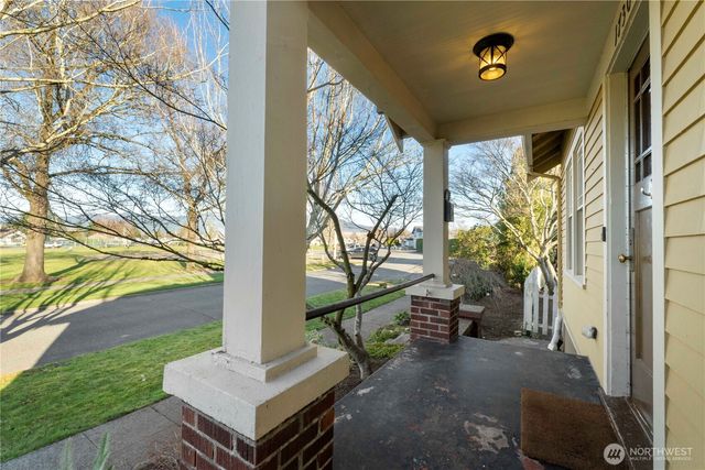 1730 Hillcrest Avenue, Enumclaw, WA 98022