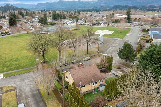 1730 Hillcrest Avenue, Enumclaw, WA 98022