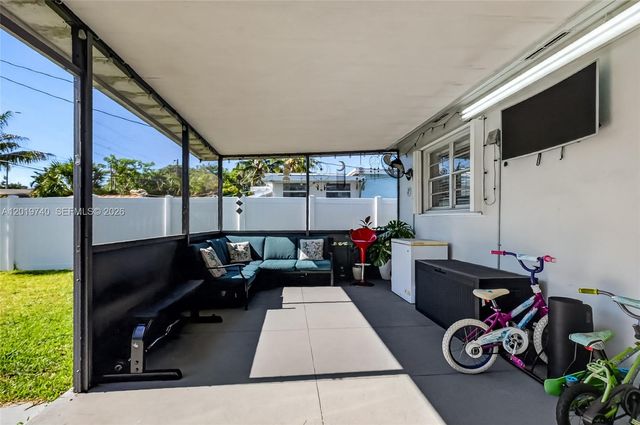 413 SW 5th Ave, Hallandale Beach, FL 33009