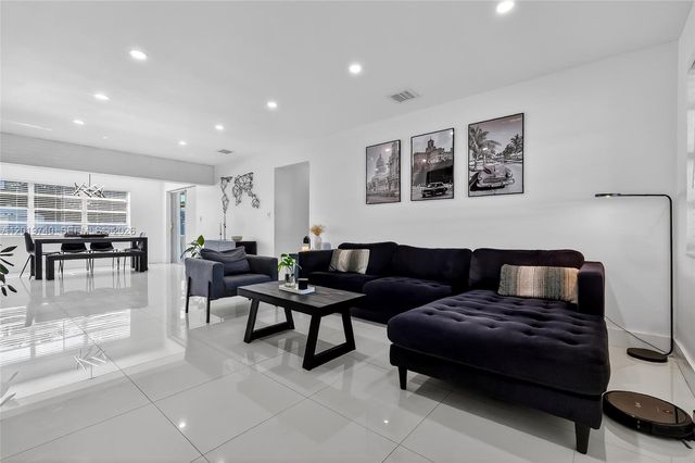 413 SW 5th Ave, Hallandale Beach, FL 33009