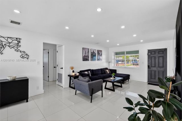 413 SW 5th Ave, Hallandale Beach, FL 33009