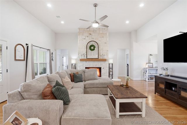 106 W 167th Street S, Glenpool, OK 74033