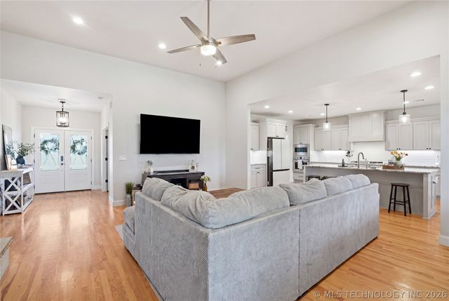 106 W 167th Street S, Glenpool, OK 74033