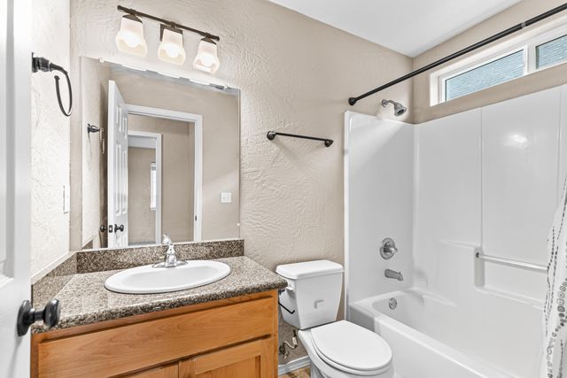 233 Wintersage Circle, Talent, OR 97540