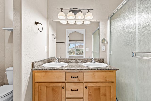 233 Wintersage Circle, Talent, OR 97540