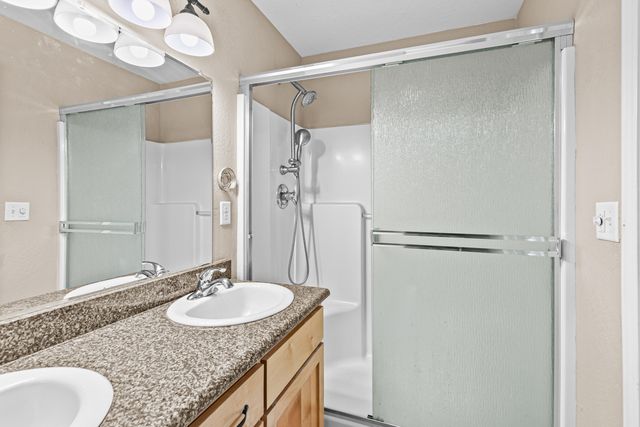 233 Wintersage Circle, Talent, OR 97540