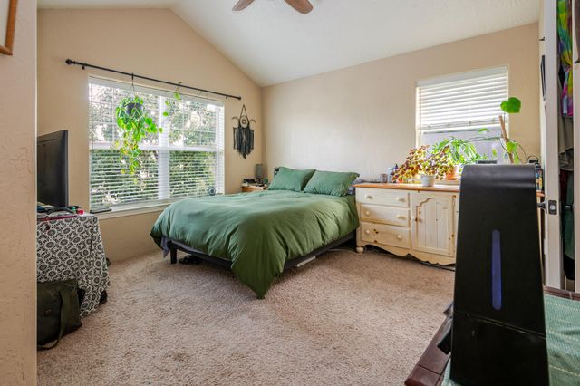 233 Wintersage Circle, Talent, OR 97540