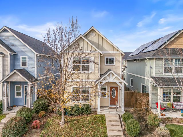 233 Wintersage Circle, Talent, OR 97540