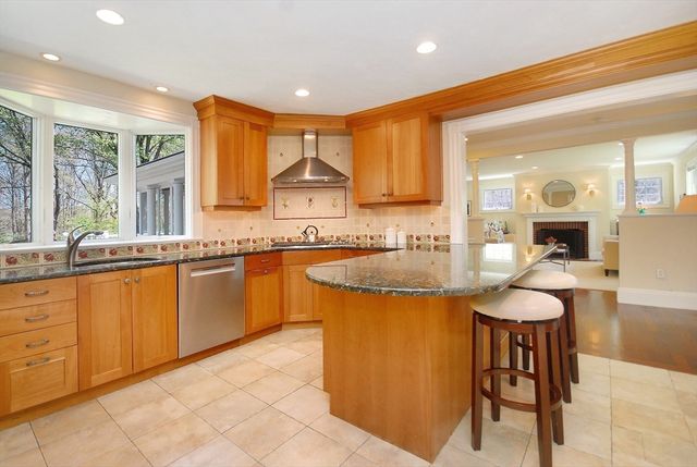 353 Thoreau St, Concord, MA 01742