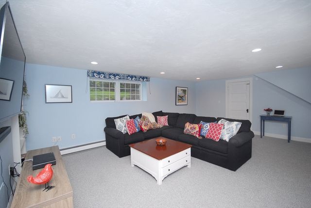 353 Thoreau St, Concord, MA 01742