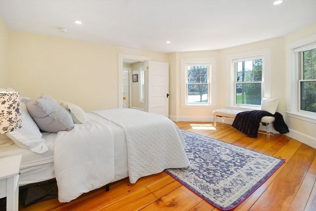 353 Thoreau St, Concord, MA 01742