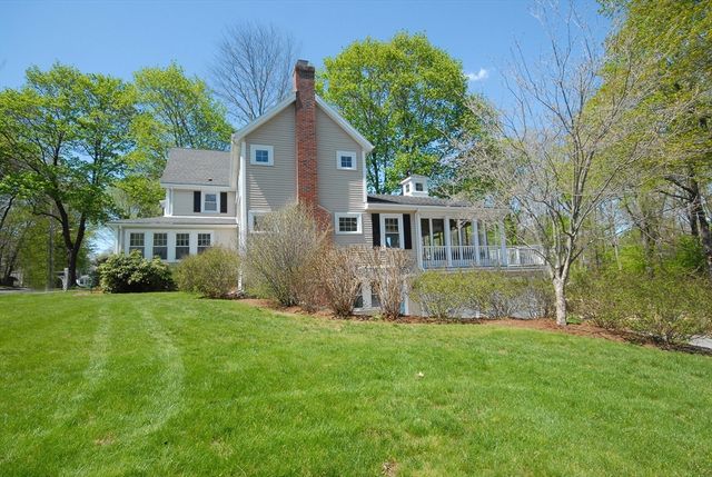 353 Thoreau St, Concord, MA 01742
