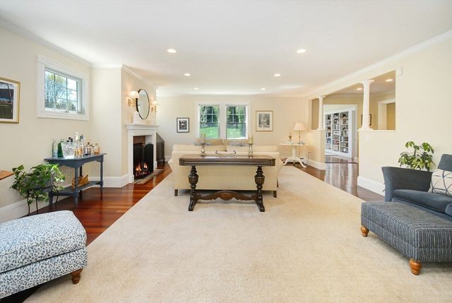353 Thoreau St, Concord, MA 01742