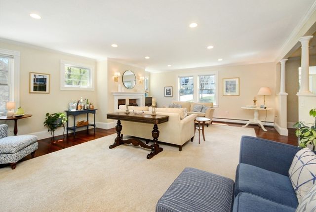 353 Thoreau St, Concord, MA 01742