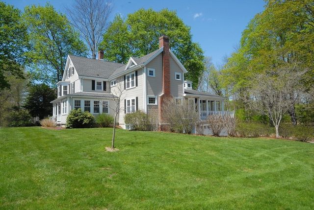 353 Thoreau St, Concord, MA 01742