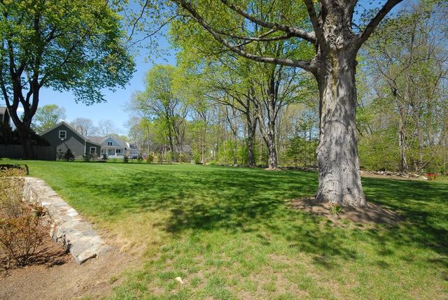353 Thoreau St, Concord, MA 01742