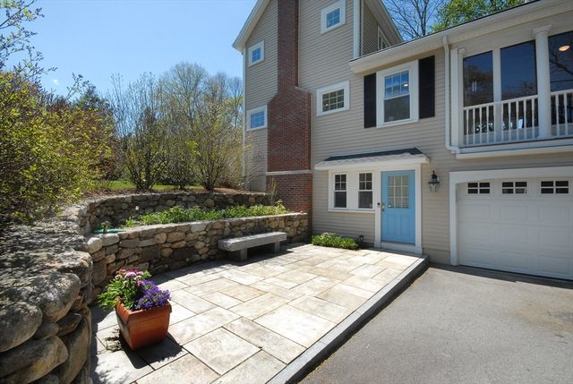 353 Thoreau St, Concord, MA 01742
