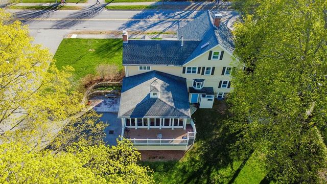 353 Thoreau St, Concord, MA 01742