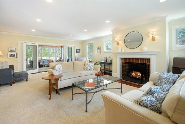 353 Thoreau St, Concord, MA 01742
