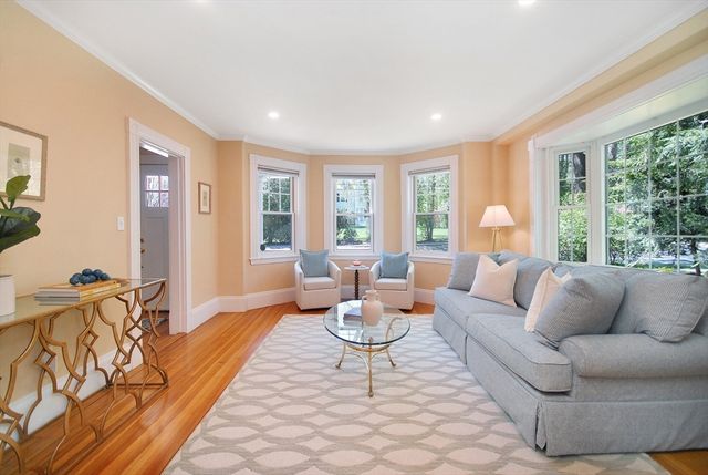 353 Thoreau St, Concord, MA 01742