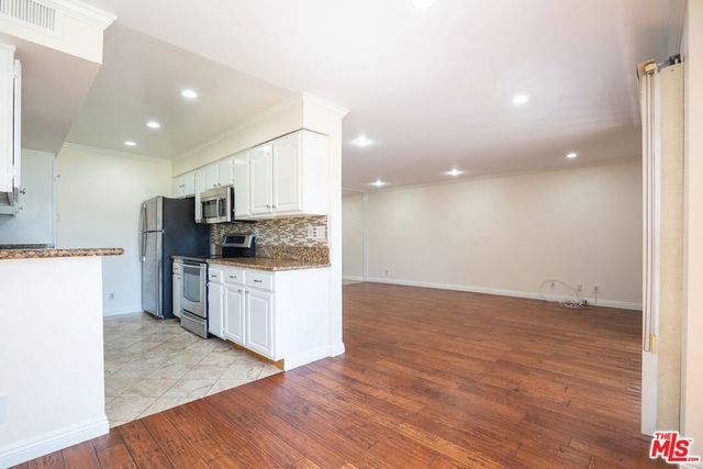 433 S Manhattan Place 108, Los Angeles, CA 90020