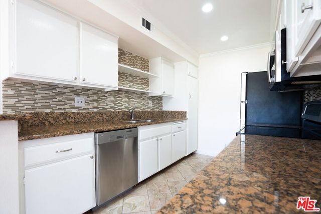 433 S Manhattan Place 108, Los Angeles, CA 90020
