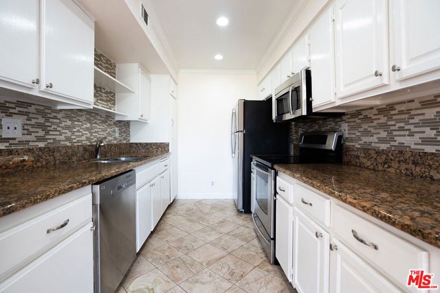 433 S Manhattan Place 108, Los Angeles, CA 90020