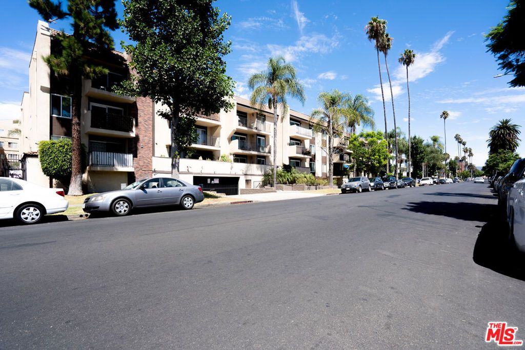 433 S Manhattan Place 108, Los Angeles, CA 90020