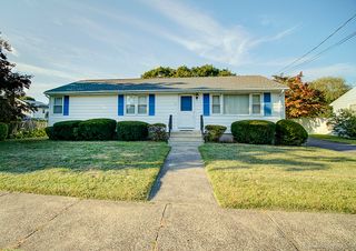 16 Fieldcrest Lane, Hamden, CT 06514