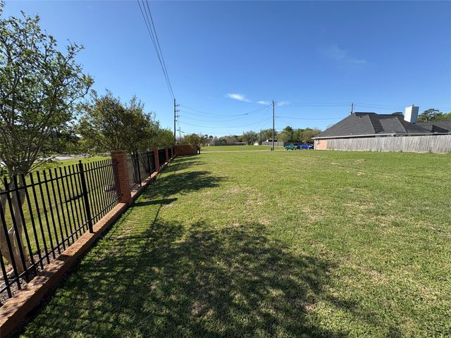 702 Shady River Road, La Porte, TX 77571