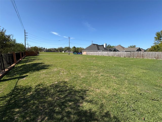 702 Shady River Road, La Porte, TX 77571