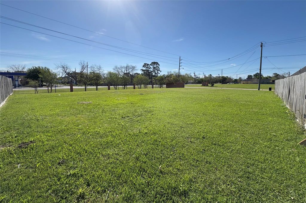 702 Shady River Road, La Porte, TX 77571