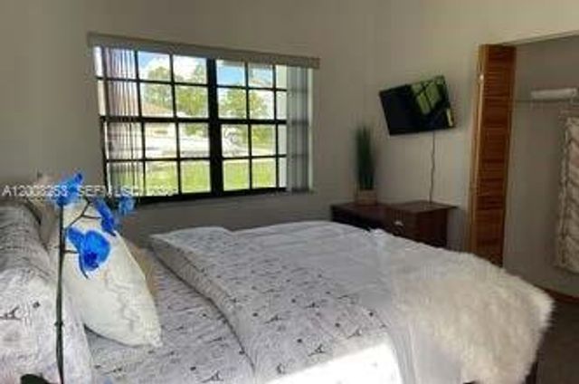 19900 SW 326th St 1, Homestead, FL 33030